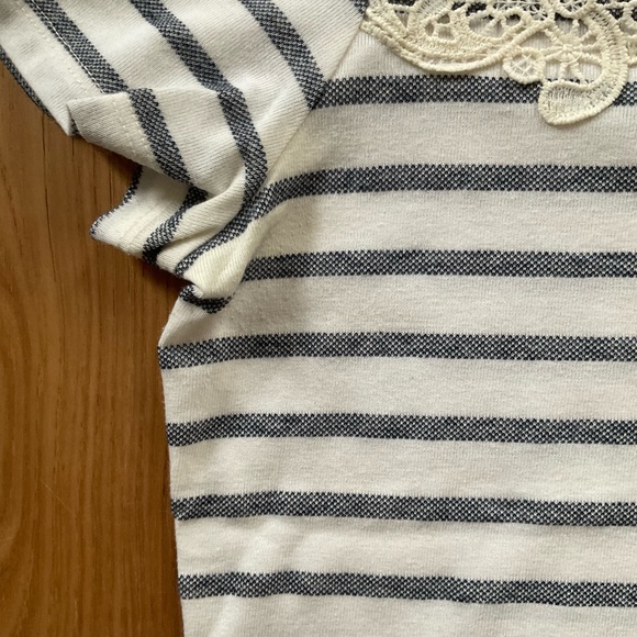 Liz Claiborne Lace Detailed Top - Picture 4 of 5